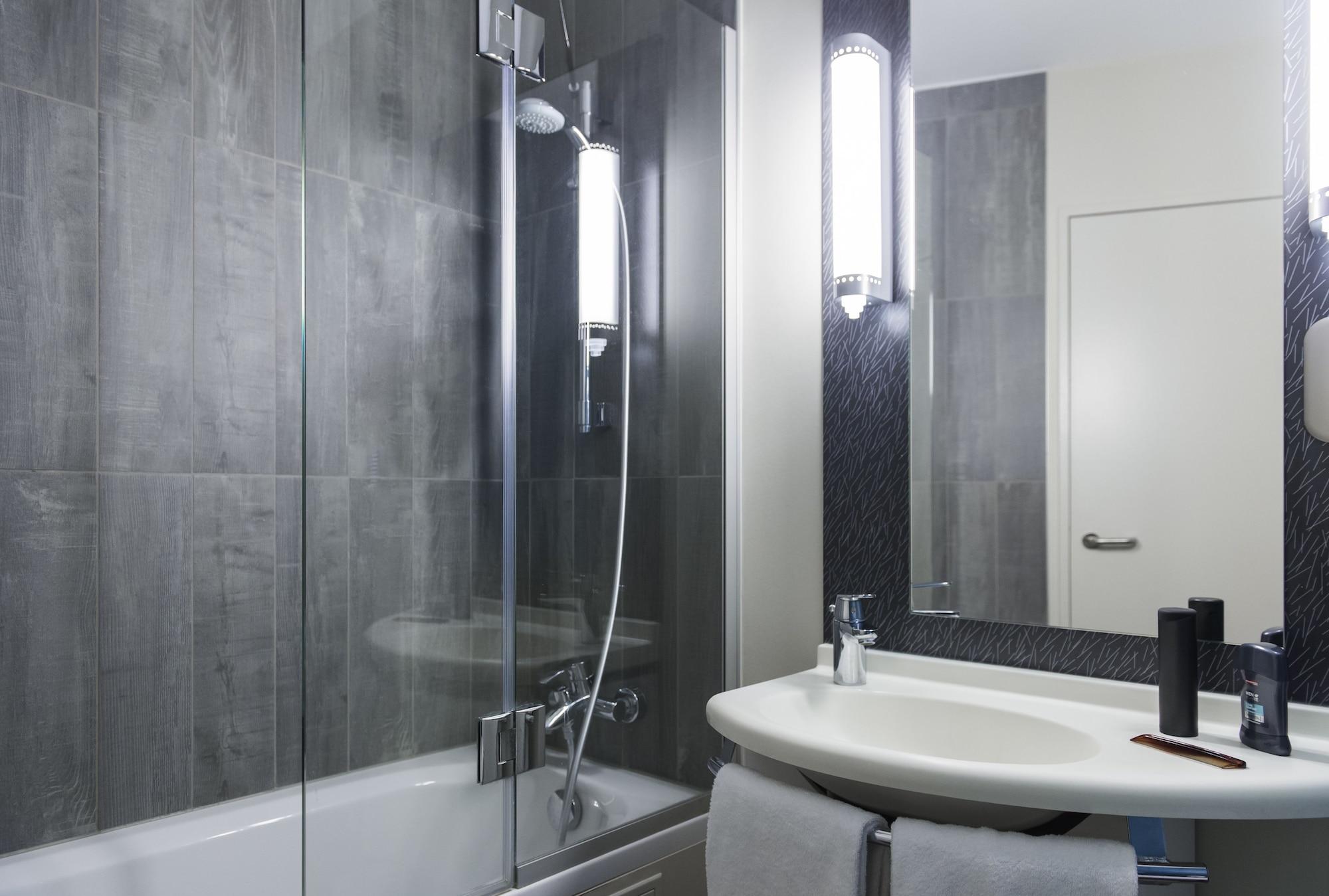 Отель Ibis Liege Centre Opera Экстерьер фото